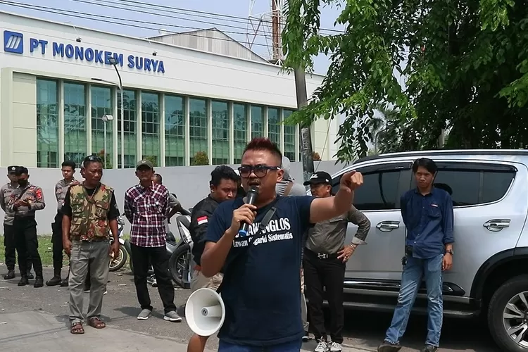 Aksi protes warga ke PT. Monokem Surya, terkait pembuangan limbah