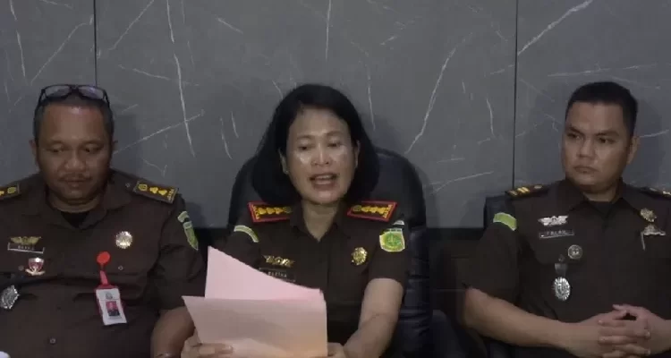 Kajari Purwakarta Martha Parulina Berliana (tengah) saat konferensi pers penetapan dua orang mantan Kepala Puskesmas Plered sebagai tersangka dugaan tindak pidana korupsi, Senin 9 Desember 2024
