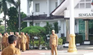Foto : Plh Bupati Karawang Asep Aang Rahmatullah saat pimpin apel pertama di tahun 2025