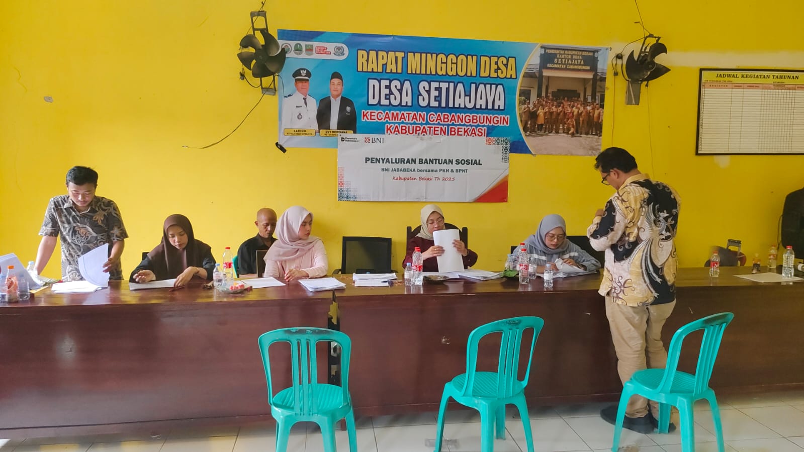Caption : BNI Jababeka Bersama Petugas PKH Kecamatan Cabangbungin Salurkan Bantuan Sosial