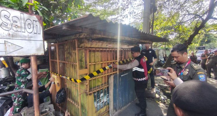 Caption : Satpol PP Kota Bandung kembali operasi penertiban, upaya menegakkan Peraturan Daerah dan menjaga ketertiban umum