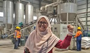 Caption : Prof Yendraliza: Pabrik Pakan Ternak Danantara akan Perkuat Sektor Peternakan Riau Prof Dr Yendraliza, SPt, MP saat meninjau pabrik pakan ternak unggas di Provinsi Lampung.