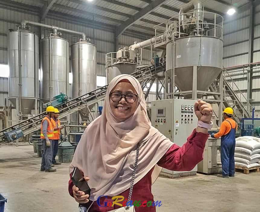 Caption : Prof Yendraliza: Pabrik Pakan Ternak Danantara akan Perkuat Sektor Peternakan Riau Prof Dr Yendraliza, SPt, MP saat meninjau pabrik pakan ternak unggas di Provinsi Lampung. Caption : Prof Yendraliza: Pabrik Pakan Ternak Danantara akan Perkuat Sektor Peternakan Riau Prof Dr Yendraliza, SPt, MP saat meninjau pabrik pakan ternak unggas di Provinsi Lampung.