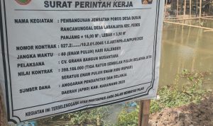 Caption : Proyek pembangunan jembatan poros desa di Dusun Rancanungul, Desa Labanjaya, Kecamatan Pedes, Karawang, CV. Graha Bangun Nusantara Abaikan Keselamatan Kerja (K3)