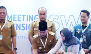 Caption : Bupati Bekasi, Ade Kuswara Kunang, didampingi Kepala Dinas Lingkungan Hidup, Donny Sirait, menghadiri kegiatan Penguatan Koordinasi dan Sinkronisasi Program Perpanjangan Integrated Sustainable Waste Management Program (ISWMP) 2025–2027