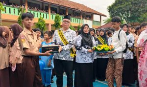 Caption : SMPN 1 Cikarang Timur, menggelar kegiatan apresiasi guru dan Market Day, pada Hari Guru Nasional 2025