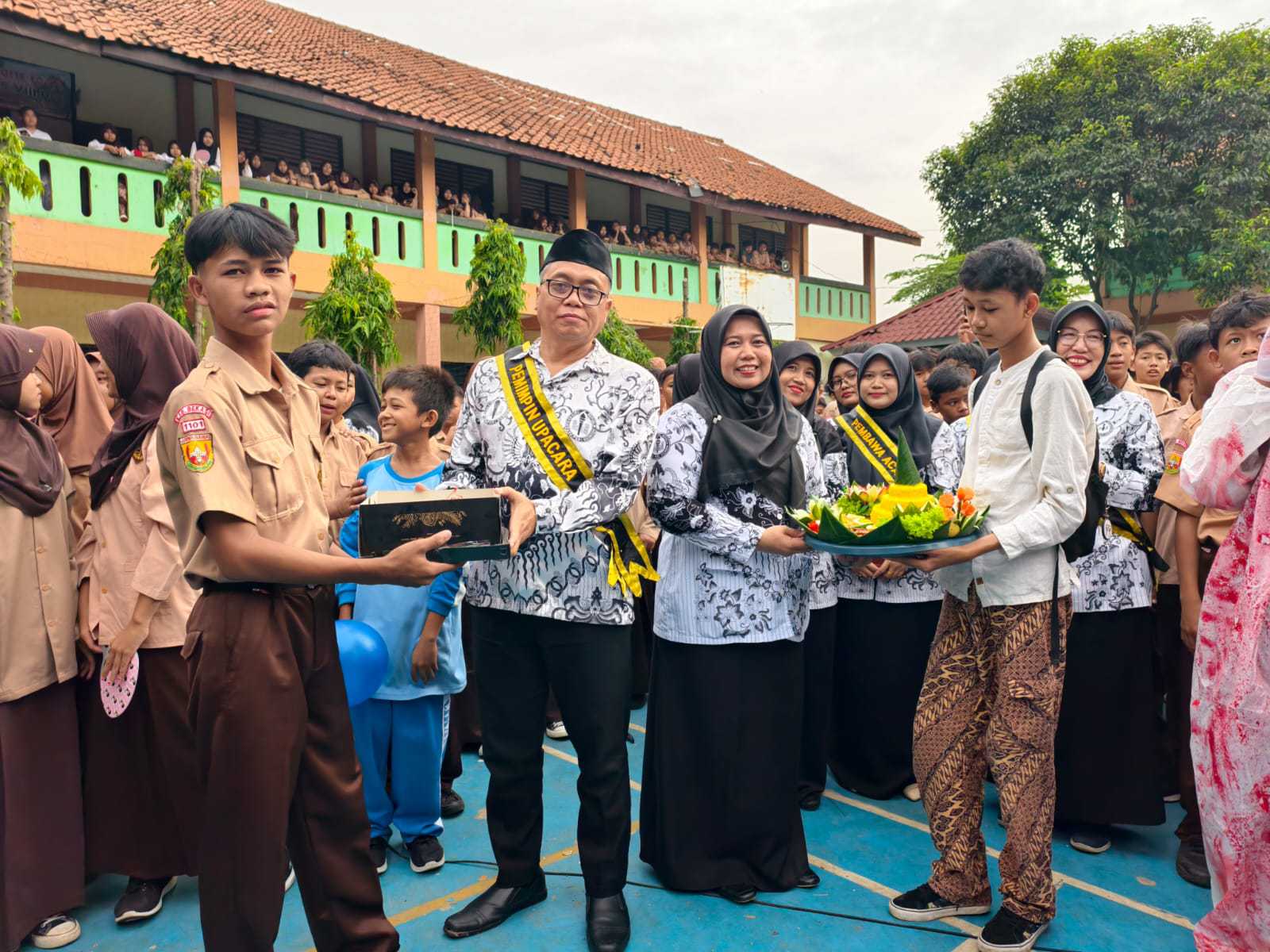 Caption : SMPN 1 Cikarang Timur, menggelar kegiatan apresiasi guru dan Market Day, pada Hari Guru Nasional 2025