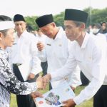Caption : Bupati Purwakarta, Saepul Bahri Binzein, secara resmi melantik 4.408 Pegawai Pemerintah dengan Perjanjian Kerja (PPPK) Caption : Bupati Purwakarta, Saepul Bahri Binzein, secara resmi melantik 4.408 Pegawai Pemerintah dengan Perjanjian Kerja (PPPK)