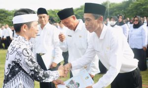 Caption : Bupati Purwakarta, Saepul Bahri Binzein, secara resmi melantik 4.408 Pegawai Pemerintah dengan Perjanjian Kerja (PPPK)