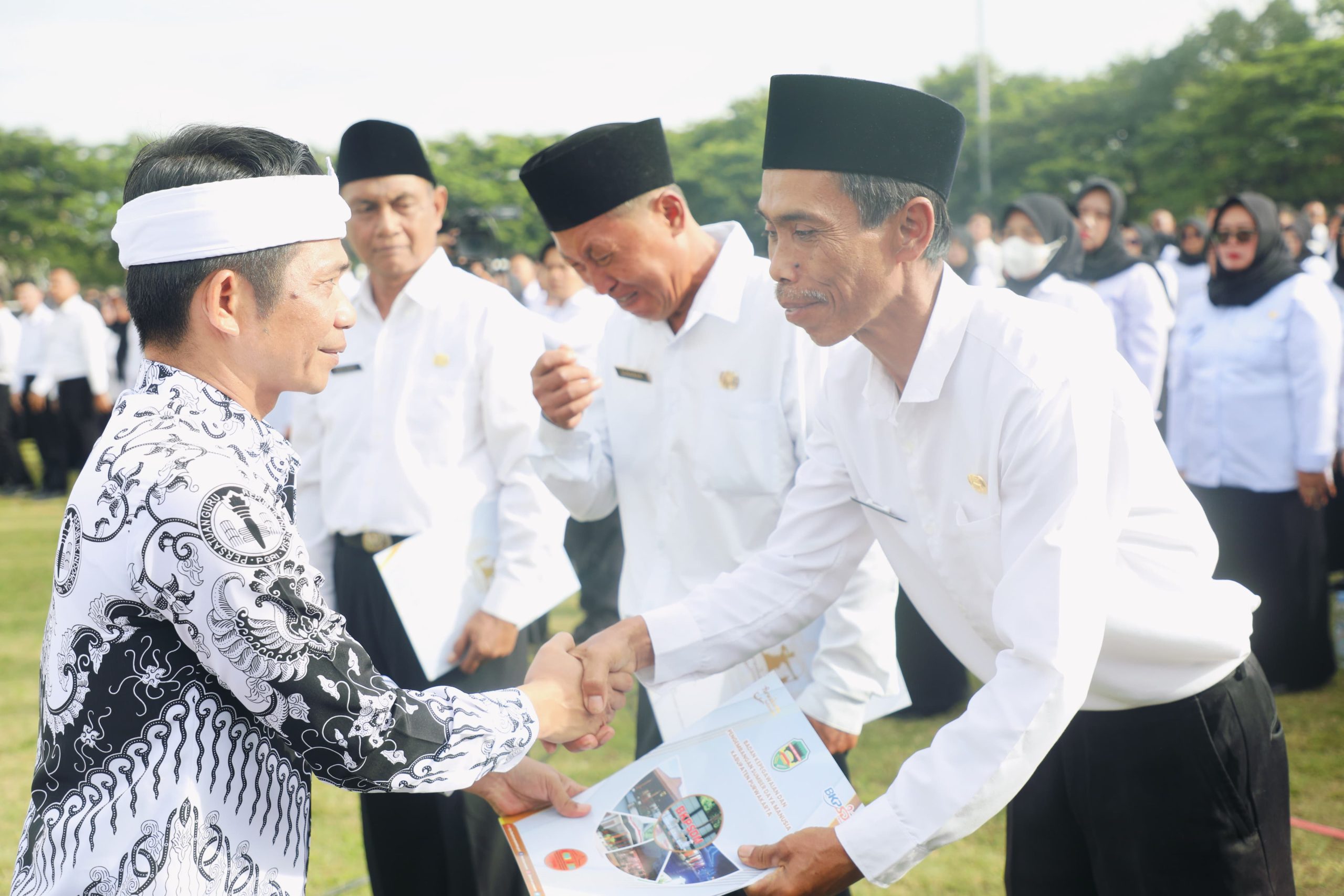 Caption : Bupati Purwakarta, Saepul Bahri Binzein, secara resmi melantik 4.408 Pegawai Pemerintah dengan Perjanjian Kerja (PPPK)