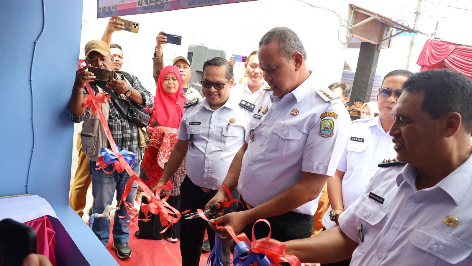 Caption : Pemerintah Kota Bekasi meresmikan program Rumah Tidak Layak Huni (Rutilahu) dan Taman Warga RW 010 Kelurahan Jakamulya