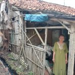 Caption : Ibu Eni seorang IRT Keluarga kecil ini, kini menjadi sorotan setelah kondisi rumah kediamannya yang mereka tempati teridentifikasi dalam keadaan yang sangat mengkhawatirkan Caption : Ibu Eni seorang IRT Keluarga kecil ini, kini menjadi sorotan setelah kondisi rumah kediamannya yang mereka tempati teridentifikasi dalam keadaan yang sangat mengkhawatirkan