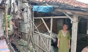 Caption : Ibu Eni seorang IRT Keluarga kecil ini, kini menjadi sorotan setelah kondisi rumah kediamannya yang mereka tempati teridentifikasi dalam keadaan yang sangat mengkhawatirkan