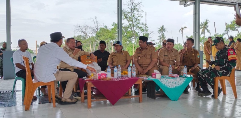 Caption : Bupati Karawang H. Aep Syaepuloh, S.E melaksanakan kunjungan kerja ke Pasar Cibuaya, dengar aspirasi pedagang dan masyarakat terkait rencana penempatan lokasi Pasar baru Cibuaya