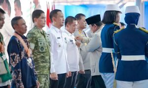 Caption : Bupati Aep Terima Penghargaan Satyalancana Wira Karya dari Presiden RI