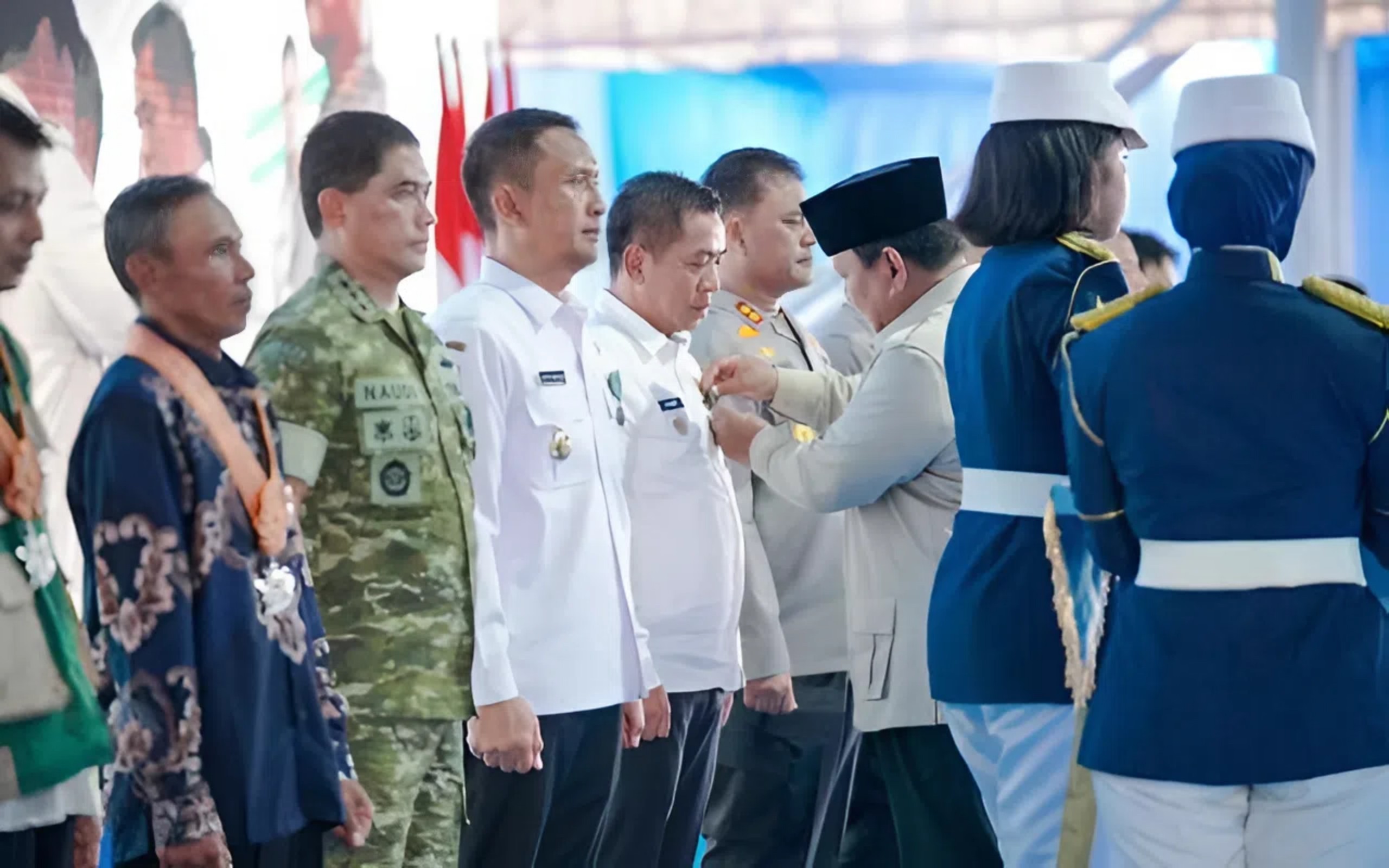 Caption : Bupati Aep Terima Penghargaan Satyalancana Wira Karya dari Presiden RI