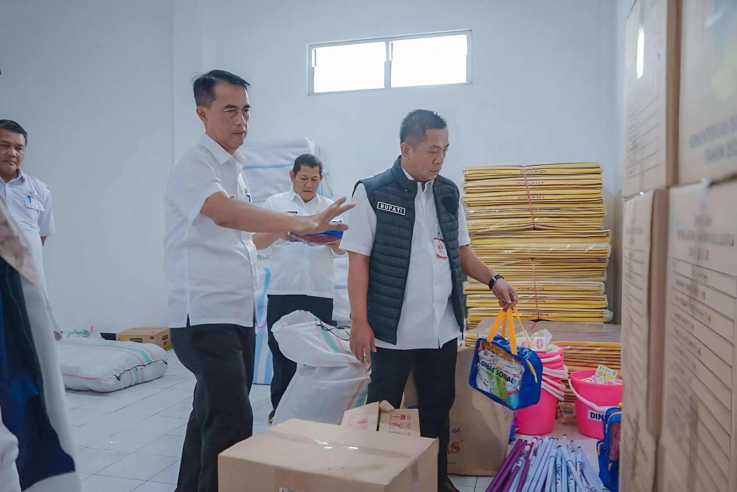 Caption : Bupati Karawang, H. Aep Syaepuloh, SE, meninjau dapur umum milik Pemerintah Kabupaten Karawang