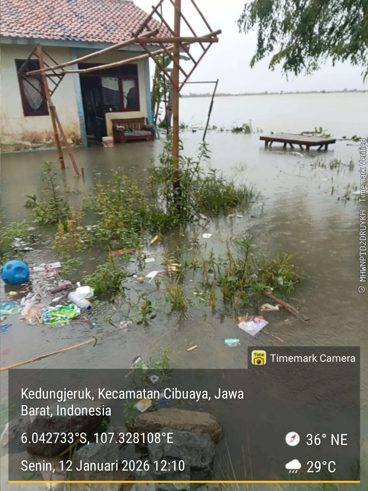 Caption : Hujan dengan intensitas tinggi mengakibatkan rumah warga dan area persawahan terendam banjir di beberapa desa wilayah Kecamatan Cibuaya.