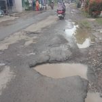 Caption : Kondisi Jalan Junti–Sampalan kian memprihatinkan. Permukaan jalan berlubang dan pecah, berpotensi membahayakan keselamatan pengguna jalan. Caption : Kondisi Jalan Junti–Sampalan kian memprihatinkan. Permukaan jalan berlubang dan pecah, berpotensi membahayakan keselamatan pengguna jalan.