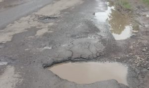 Caption : Kondisi Jalan Junti–Sampalan kian memprihatinkan. Permukaan jalan berlubang dan pecah, berpotensi membahayakan keselamatan pengguna jalan. Caption : Kondisi Jalan Junti–Sampalan kian memprihatinkan. Permukaan jalan berlubang dan pecah, berpotensi membahayakan keselamatan pengguna jalan.