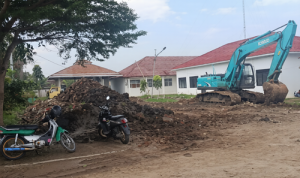 Caption : Pengarugan Lahan SMK Negeri Batujaya Dugaan Menggunakan Tanah Bekas Normalisasi yang dipenuhi Sampah Rumah Tangga Caption : Pengarugan Lahan SMK Negeri Batujaya Dugaan Menggunakan Tanah Bekas Normalisasi yang dipenuhi Sampah Rumah Tangga