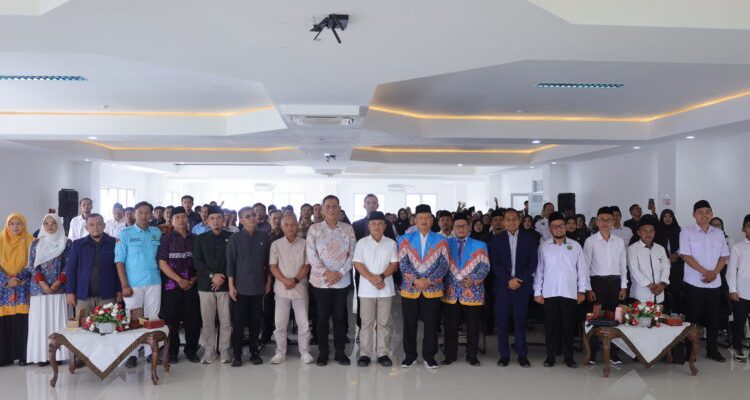 Caption : Bupati Kuningan tekankan pentingnya guru madrasah yang inspiratif, adaptif terhadap teknologi, dan mampu membangun karakter generasi digital