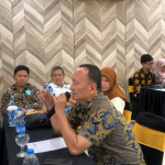 Caption : Sekretaris Diskominfo Karawang, Bambang Soegiharta, memberikan arahan dalam Rapat Desk Peningkatan Kualitas Data Statistik Sektoral Kecamatan di Aula Grand Karawang Indah