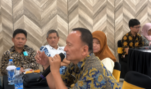 Caption : Sekretaris Diskominfo Karawang, Bambang Soegiharta, memberikan arahan dalam Rapat Desk Peningkatan Kualitas Data Statistik Sektoral Kecamatan di Aula Grand Karawang Indah