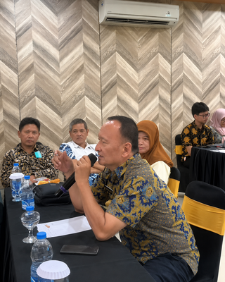 Caption : Sekretaris Diskominfo Karawang, Bambang Soegiharta, memberikan arahan dalam Rapat Desk Peningkatan Kualitas Data Statistik Sektoral Kecamatan di Aula Grand Karawang Indah