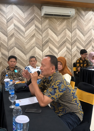 Caption : Sekretaris Diskominfo Karawang, Bambang Soegiharta, memberikan arahan dalam Rapat Desk Peningkatan Kualitas Data Statistik Sektoral Kecamatan di Aula Grand Karawang Indah