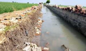 Caption : Penampakan saluran irigasi proyek PITER di Desa Kertamukti, Karawang, yang menuai sorotan warga dan petani karena hasil pekerjaan dinilai kurang rapih serta diduga tidak sesuai spesifikasi teknis