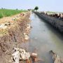 Caption : Penampakan saluran irigasi proyek PITER di Desa Kertamukti, Karawang, yang menuai sorotan warga dan petani karena hasil pekerjaan dinilai kurang rapih serta diduga tidak sesuai spesifikasi teknis