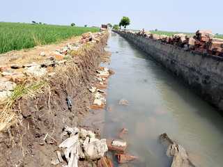 Caption : Penampakan saluran irigasi proyek PITER di Desa Kertamukti, Karawang, yang menuai sorotan warga dan petani karena hasil pekerjaan dinilai kurang rapih serta diduga tidak sesuai spesifikasi teknis