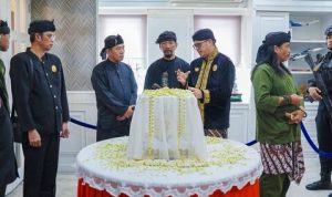 Caption : Bupati Karawang H. Aep Syaepuloh bersama perwakilan Keraton Sumedang Larang mengikuti prosesi sakral penyerahan Mahkota Binokasih dalam rangka Kirab Budaya Tatar Sunda di Plaza Pemerintah Daerah Karawang, Sabtu (9/5/2026). Kehadiran pusaka bersejarah tersebut menjadi simbol pelestarian budaya dan pengingat kejayaan Kerajaan Sunda di Tanah Pasundan