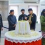 Caption : Bupati Karawang H. Aep Syaepuloh bersama perwakilan Keraton Sumedang Larang mengikuti prosesi sakral penyerahan Mahkota Binokasih dalam rangka Kirab Budaya Tatar Sunda di Plaza Pemerintah Daerah Karawang, Sabtu (9/5/2026). Kehadiran pusaka bersejarah tersebut menjadi simbol pelestarian budaya dan pengingat kejayaan Kerajaan Sunda di Tanah Pasundan