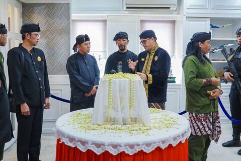 Caption : Bupati Karawang H. Aep Syaepuloh bersama perwakilan Keraton Sumedang Larang mengikuti prosesi sakral penyerahan Mahkota Binokasih dalam rangka Kirab Budaya Tatar Sunda di Plaza Pemerintah Daerah Karawang, Sabtu (9/5/2026). Kehadiran pusaka bersejarah tersebut menjadi simbol pelestarian budaya dan pengingat kejayaan Kerajaan Sunda di Tanah Pasundan