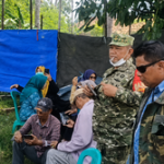 Caption : Petugas kepolisian bersama tim forensik dan sejumlah pihak terkait berada di lokasi pembongkaran makam bayi berinisial TP (1,5) di Desa Sukasari, Kecamatan Cibuaya, Kabupaten Karawang, Sabtu (9/5/2026). Ekshumasi dilakukan setelah 24 hari korban dimakamkan guna kepentingan autopsi dan penyelidikan dugaan kematian tidak wajar