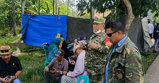 Caption : Petugas kepolisian bersama tim forensik dan sejumlah pihak terkait berada di lokasi pembongkaran makam bayi berinisial TP (1,5) di Desa Sukasari, Kecamatan Cibuaya, Kabupaten Karawang, Sabtu (9/5/2026). Ekshumasi dilakukan setelah 24 hari korban dimakamkan guna kepentingan autopsi dan penyelidikan dugaan kematian tidak wajar