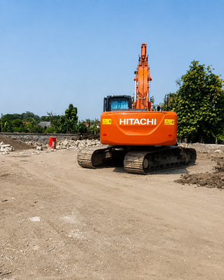 Caption : Alat berat excavator atau beko yang diduga sebelumnya akan digunakan untuk kegiatan normalisasi pengerukan saluran irigasi Cikangkung, Kecamatan Cibuaya, Kabupaten Karawang, terlihat berada di lokasi proyek swasta di Desa Malangsari Kecamatan Pedes. Penggunaan alat berat tersebut, menjadi sorotan LSM GMBI Distrik Karawang karena dinilai seharusnya diprioritaskan untuk kepentingan normalisasi irigasi dan kebutuhan para petani. Foto: Istimewa.