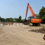 Caption : Kepala UPTD Alat Berat Dinas PUPR Kabupaten Karawang, Munajat, menegaskan penggunaan excavator milik pemerintah daerah di lokasi di proyek swasta, tidak melanggar aturan. Menurutnya, alat berat tersebut merupakan aset Pemkab Karawang yang dikelola UPTD dan dapat digunakan untuk mendukung kegiatan pemerintah maupun penyewaan guna menunjang PAD. Foto: Istimewa.