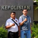 Caption : Ketua Forum Pedagang Pasar Eks Stasiun Rengasdengklok (FP2ESR), H. Aban Subandi (kiri), melaporkan dugaan penyegelan sepihak dan penyebaran narasi provokatif ke Satreskrim Polres Karawang, Kamis (14/5/2026). Laporan tersebut berkaitan dengan konflik yang terjadi di kawasan Pasar Lama Rengasdengklok, Kabupaten Karawang. Caption : Ketua Forum Pedagang Pasar Eks Stasiun Rengasdengklok (FP2ESR), H. Aban Subandi (kiri), melaporkan dugaan penyegelan sepihak dan penyebaran narasi provokatif ke Satreskrim Polres Karawang, Kamis (14/5/2026). Laporan tersebut berkaitan dengan konflik yang terjadi di kawasan Pasar Lama Rengasdengklok, Kabupaten Karawang.