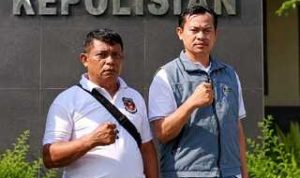 Caption : Ketua Forum Pedagang Pasar Eks Stasiun Rengasdengklok (FP2ESR), H. Aban Subandi (kiri), melaporkan dugaan penyegelan sepihak dan penyebaran narasi provokatif ke Satreskrim Polres Karawang, Kamis (14/5/2026). Laporan tersebut berkaitan dengan konflik yang terjadi di kawasan Pasar Lama Rengasdengklok, Kabupaten Karawang. Caption : Ketua Forum Pedagang Pasar Eks Stasiun Rengasdengklok (FP2ESR), H. Aban Subandi (kiri), melaporkan dugaan penyegelan sepihak dan penyebaran narasi provokatif ke Satreskrim Polres Karawang, Kamis (14/5/2026). Laporan tersebut berkaitan dengan konflik yang terjadi di kawasan Pasar Lama Rengasdengklok, Kabupaten Karawang.
