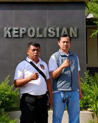 Caption : Ketua Forum Pedagang Pasar Eks Stasiun Rengasdengklok (FP2ESR), H. Aban Subandi (kiri), melaporkan dugaan penyegelan sepihak dan penyebaran narasi provokatif ke Satreskrim Polres Karawang, Kamis (14/5/2026). Laporan tersebut berkaitan dengan konflik yang terjadi di kawasan Pasar Lama Rengasdengklok, Kabupaten Karawang. Caption : Ketua Forum Pedagang Pasar Eks Stasiun Rengasdengklok (FP2ESR), H. Aban Subandi (kiri), melaporkan dugaan penyegelan sepihak dan penyebaran narasi provokatif ke Satreskrim Polres Karawang, Kamis (14/5/2026). Laporan tersebut berkaitan dengan konflik yang terjadi di kawasan Pasar Lama Rengasdengklok, Kabupaten Karawang.