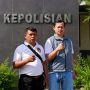 Caption : Ketua Forum Pedagang Pasar Eks Stasiun Rengasdengklok (FP2ESR), H. Aban Subandi (kiri), melaporkan dugaan penyegelan sepihak dan penyebaran narasi provokatif ke Satreskrim Polres Karawang, Kamis (14/5/2026). Laporan tersebut berkaitan dengan konflik yang terjadi di kawasan Pasar Lama Rengasdengklok, Kabupaten Karawang.