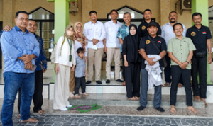 Rombongan Komisi Nasional Hak Asasi Manusia Republik Indonesia berfoto bersama pengurus Forum Pedagang Pasar Eks Stasiun Rengasdengklok (FP2ESR) usai melakukan kunjungan dan cek faktual di Pasar Lama Rengasdengklok, Kabupaten Karawang, Selasa (19/05/2026). Rombongan Komisi Nasional Hak Asasi Manusia Republik Indonesia berfoto bersama pengurus Forum Pedagang Pasar Eks Stasiun Rengasdengklok (FP2ESR) usai melakukan kunjungan dan cek faktual di Pasar Lama Rengasdengklok, Kabupaten Karawang, Selasa (19/05/2026).