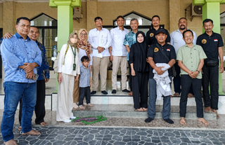 Rombongan Komisi Nasional Hak Asasi Manusia Republik Indonesia berfoto bersama pengurus Forum Pedagang Pasar Eks Stasiun Rengasdengklok (FP2ESR) usai melakukan kunjungan dan cek faktual di Pasar Lama Rengasdengklok, Kabupaten Karawang, Selasa (19/05/2026). Rombongan Komisi Nasional Hak Asasi Manusia Republik Indonesia berfoto bersama pengurus Forum Pedagang Pasar Eks Stasiun Rengasdengklok (FP2ESR) usai melakukan kunjungan dan cek faktual di Pasar Lama Rengasdengklok, Kabupaten Karawang, Selasa (19/05/2026).