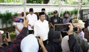 Caption : Bupati Karawang, Aep Syaepuloh menyampaikan keterangan kepada awak media terkait penyembelihan sapi kurban bantuan Presiden Republik Indonesia Prabowo Subianto di Rumah Dinas Bupati Karawang, Rabu (27/5/2026). Hewan kurban berbobot 1,2 ton tersebut menjadi simbol kepedulian dan semangat berbagi bagi masyarakat Karawang pada momentum Hari Raya Iduladha 1447 H. Caption : Bupati Karawang, Aep Syaepuloh menyampaikan keterangan kepada awak media terkait penyembelihan sapi kurban bantuan Presiden Republik Indonesia Prabowo Subianto di Rumah Dinas Bupati Karawang, Rabu (27/5/2026). Hewan kurban berbobot 1,2 ton tersebut menjadi simbol kepedulian dan semangat berbagi bagi masyarakat Karawang pada momentum Hari Raya Iduladha 1447 H.