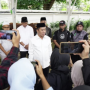Caption : Bupati Karawang, Aep Syaepuloh menyampaikan keterangan kepada awak media terkait penyembelihan sapi kurban bantuan Presiden Republik Indonesia Prabowo Subianto di Rumah Dinas Bupati Karawang, Rabu (27/5/2026). Hewan kurban berbobot 1,2 ton tersebut menjadi simbol kepedulian dan semangat berbagi bagi masyarakat Karawang pada momentum Hari Raya Iduladha 1447 H.
