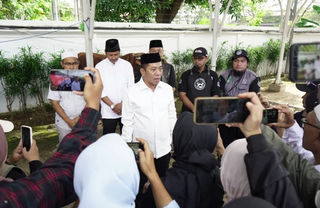 Caption : Bupati Karawang, Aep Syaepuloh menyampaikan keterangan kepada awak media terkait penyembelihan sapi kurban bantuan Presiden Republik Indonesia Prabowo Subianto di Rumah Dinas Bupati Karawang, Rabu (27/5/2026). Hewan kurban berbobot 1,2 ton tersebut menjadi simbol kepedulian dan semangat berbagi bagi masyarakat Karawang pada momentum Hari Raya Iduladha 1447 H.