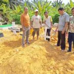 Caption : Petugas dan warga saat proses pemakaman jenazah tanpa identitas (Mr X) di TPU Dinas Sosial Kota Pekanbaru, Sabtu (30/5/2026). Pemakaman dilakukan setelah upaya pencarian identitas dan keluarga korban oleh Polsek Kandis tidak membuahkan hasil. Sebelum dimakamkan, tim Dokkes RS Bhayangkara Polda Riau telah mengambil sampel DNA untuk kepentingan identifikasi di kemudian hari apabila ada pihak keluarga yang datang mencari. (Foto: Humas Polsek Kandis)